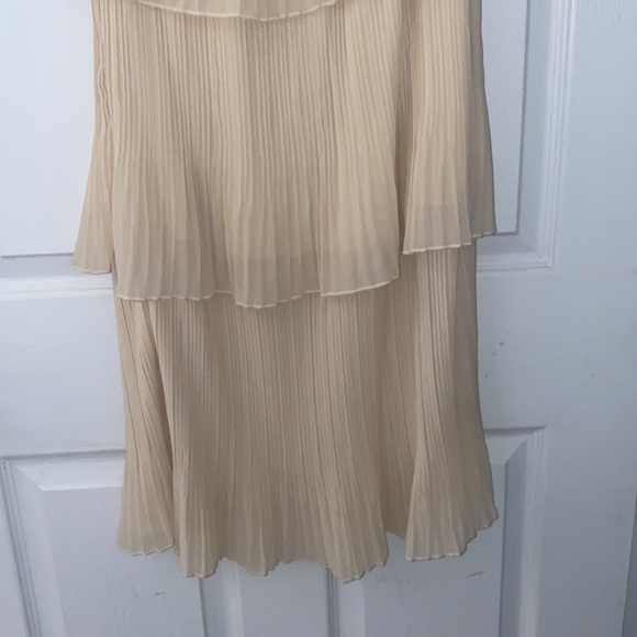 Ruffled off the shoulder dress - Picture 3 of 4